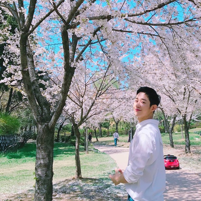 Jung Hae In đúng là ca dậy thì quá thành công, nhìn loạt ảnh tốt nghiệp thời còn đeo kính, để ria này mà xem - Ảnh 5.