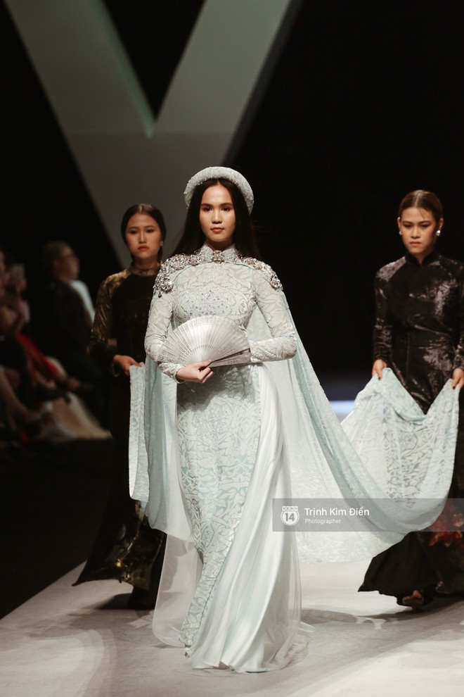 Ngọc Trinh kiêu sa phe phẩy quạt, mặt lạnh te trình diễn áo dài trong ngày 3 của VIFW 2018 - Ảnh 2.