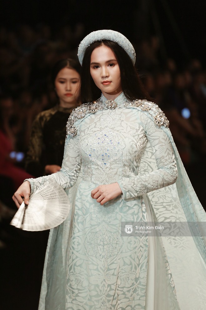 Ngọc Trinh kiêu sa phe phẩy quạt, mặt lạnh te trình diễn áo dài trong ngày 3 của VIFW 2018 - Ảnh 3.