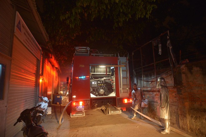 Hà Nội: Cháy nhà xưởng ở phố Định Công lúc nửa đêm, công nhân hốt hoảng bê đồ đạc tháo chạy - Ảnh 5.