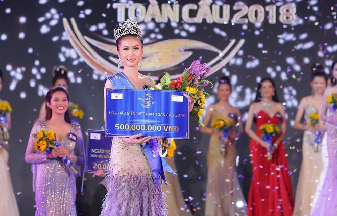 Đọ body nóng bỏng của Tân hoa hậu sinh năm 1999 với 2 Á hậu Biển Việt Nam toàn cầu 2018 - Ảnh 1.