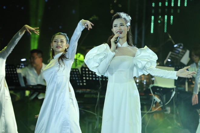 Đông Nhi, Hà Anh Tuấn, Vũ Cát Tường... cùng dàn nghệ sĩ Việt bùng nổ đêm nhạc Hoà bình tại phố đi bộ - Ảnh 7.