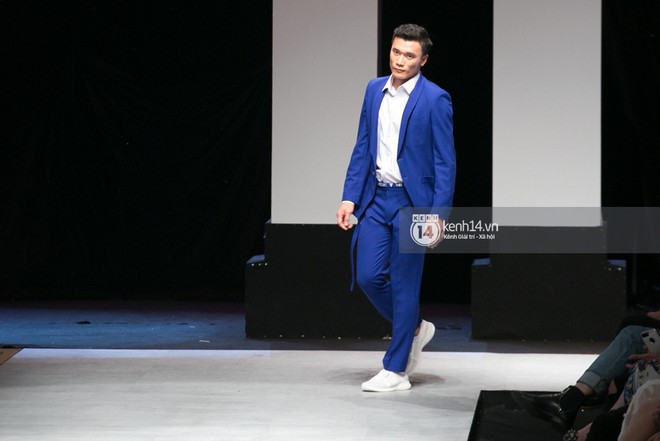 HOT: Thủ môn Bùi Tiến Dũng lần đầu trổ tài trình diễn catwalk tại VIFW, khiến đám đông khán giả vỡ òa - Ảnh 5.