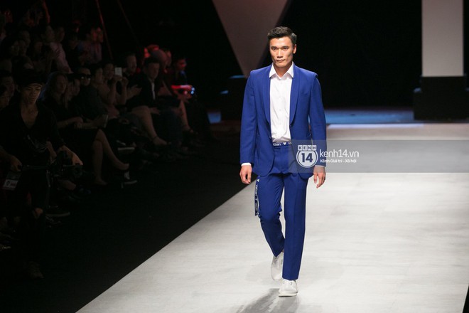 HOT: Thủ môn Bùi Tiến Dũng lần đầu trổ tài trình diễn catwalk tại VIFW, khiến đám đông khán giả vỡ òa - Ảnh 1.