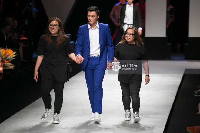 HOT: Thủ môn Bùi Tiến Dũng lần đầu trổ tài trình diễn catwalk tại VIFW, khiến đám đông khán giả vỡ òa - Ảnh 8.