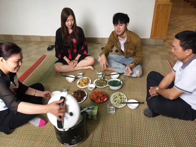 Giai điệu chung đ&ocirc;i: Hot girl H&agrave;n Quốc bực m&igrave;nh khi bị ch&agrave;ng trai Việt bỏ mặc tại H&agrave; Giang - Ảnh 2.