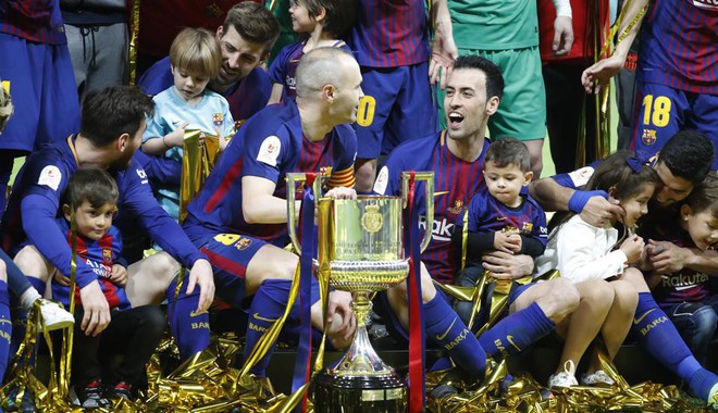 Messi l&atilde;ng mạn h&ocirc;n vợ Antonella ng&agrave;y đăng quang C&uacute;p Nh&agrave; vua - Ảnh 9.
