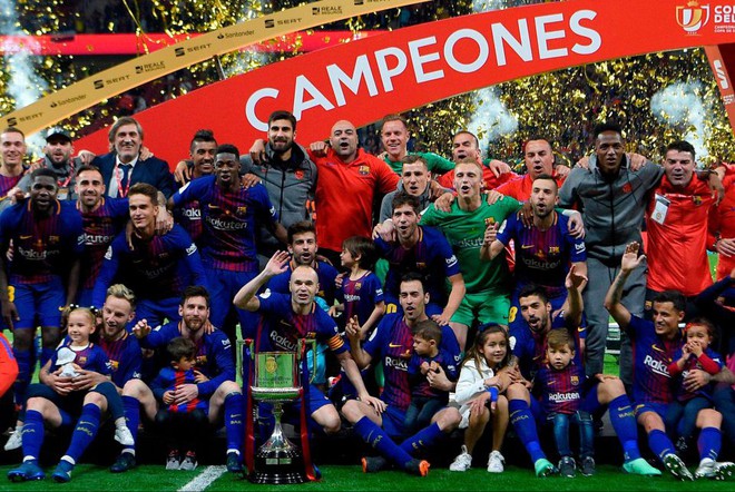 Messi l&atilde;ng mạn h&ocirc;n vợ Antonella ng&agrave;y đăng quang C&uacute;p Nh&agrave; vua - Ảnh 10.