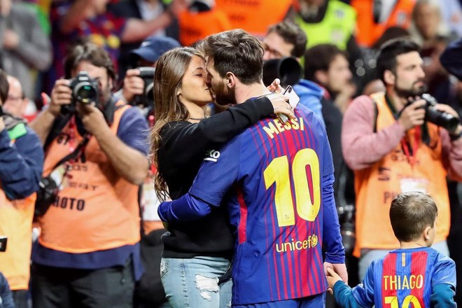 Messi l&atilde;ng mạn h&ocirc;n vợ Antonella ng&agrave;y đăng quang C&uacute;p Nh&agrave; vua - Ảnh 2.