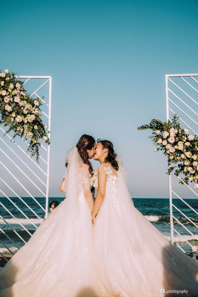 Đám cưới đẹp như mơ bên bờ biển của cặp đôi đồng tính nữ từng là tình địch khi yêu chung một cô gái