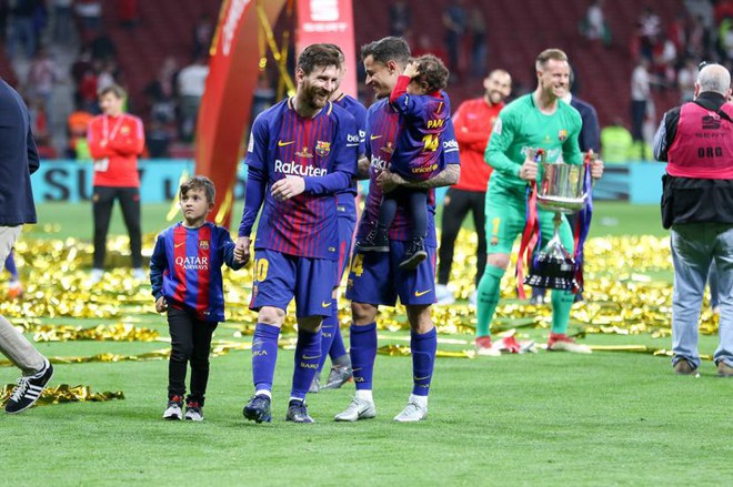 Messi l&atilde;ng mạn h&ocirc;n vợ Antonella ng&agrave;y đăng quang C&uacute;p Nh&agrave; vua - Ảnh 7.