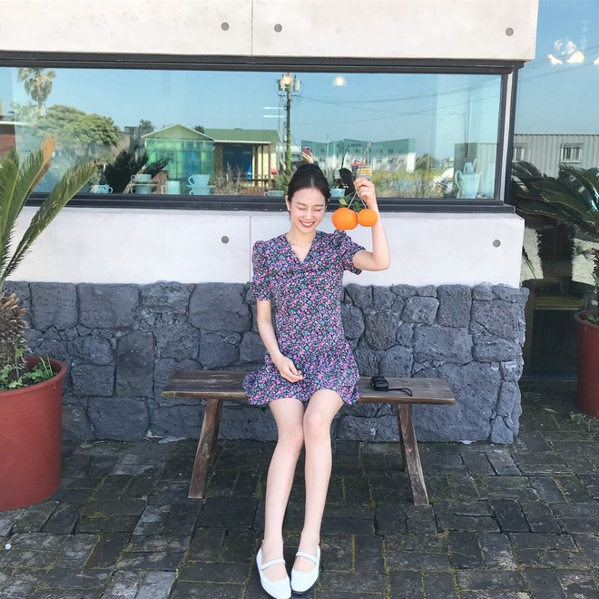 Du hí Jeju, Suzy khoe nhan sắc rực rỡ nhưng nữ diễn viên Yêu không kiểm soát đi cùng lại gây chú ý vì quá xinh - Ảnh 5.