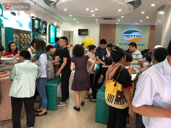Nh&agrave; mạng l&ugrave;i thời hạn kh&oacute;a thu&ecirc; bao, người d&acirc;n kh&ocirc;ng nắm được th&ocirc;ng tin vẫn &ugrave;n &ugrave;n k&eacute;o đến đăng k&yacute; chật cứng - Ảnh 3.