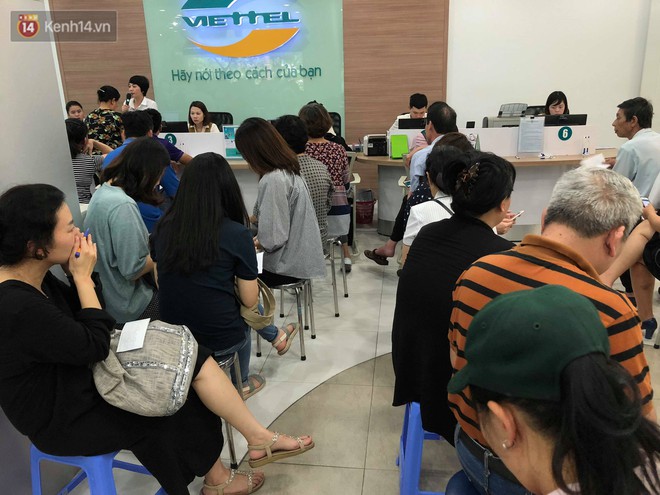 Nh&agrave; mạng l&ugrave;i thời hạn kh&oacute;a thu&ecirc; bao, người d&acirc;n kh&ocirc;ng nắm được th&ocirc;ng tin vẫn &ugrave;n &ugrave;n k&eacute;o đến đăng k&yacute; chật cứng - Ảnh 9.