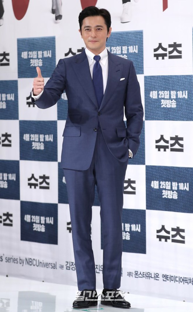 Cặp cực phẩm Jang Dong Gun và Park Hyung Sik biến họp báo thành thảm đỏ, nhưng lại thua mỹ nhân vô danh sexy - Ảnh 13.