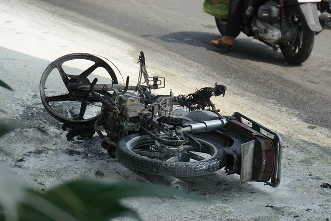 Nghi vấn thanh niên tự đốt xe máy vì bị bắt lỗi vi phạm giao thông, cửa ngõ Tân Sơn Nhất ùn tắc kinh hoàng - Ảnh 1.