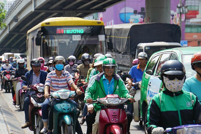 Nghi vấn thanh niên tự đốt xe máy vì bị bắt lỗi vi phạm giao thông, cửa ngõ Tân Sơn Nhất ùn tắc kinh hoàng - Ảnh 2.