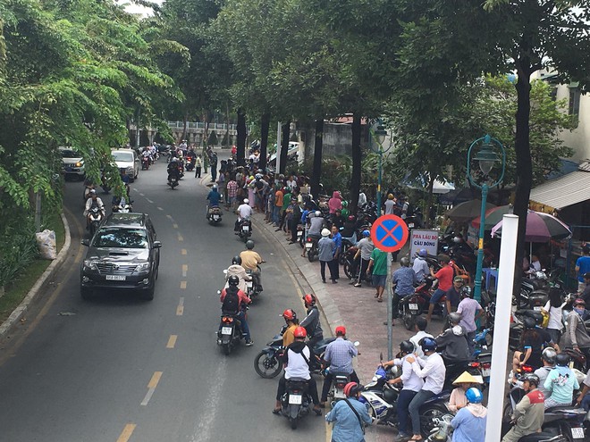 Nhân chứng vụ cô giáo bị đồng nghiệp đâm tử vong ở Sài Gòn: Nam thanh niên ép xe cô gái rồi rút hung khí đâm liên tiếp - Ảnh 2.