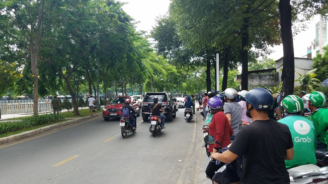 Nhân chứng vụ cô giáo bị đồng nghiệp đâm tử vong ở Sài Gòn: Nam thanh niên ép xe cô gái rồi rút hung khí đâm liên tiếp - Ảnh 3.