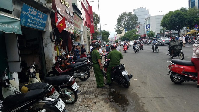 Sau va chạm giao thông, nam thanh niên bị đâm gục trên phố Sài Gòn - Ảnh 1.