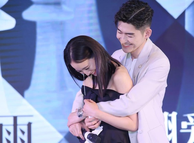 Độc thân, Boss Trương Hàn ôm chặt bạn diễn trên sân khấu tạo khoảnh khắc khó xử - Ảnh 9.