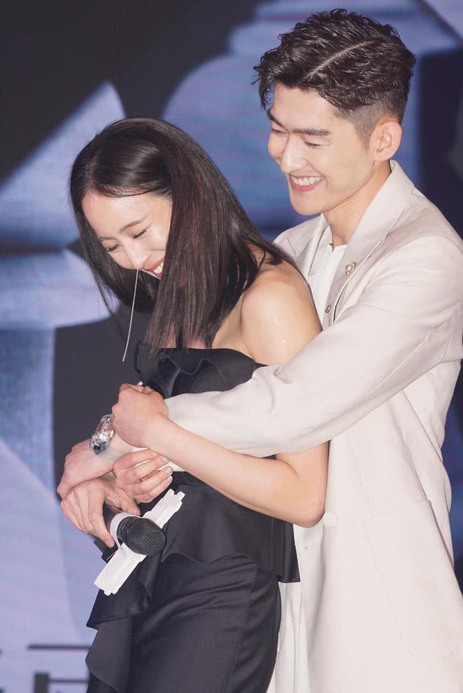 Độc thân, Boss Trương Hàn ôm chặt bạn diễn trên sân khấu tạo khoảnh khắc khó xử - Ảnh 10.