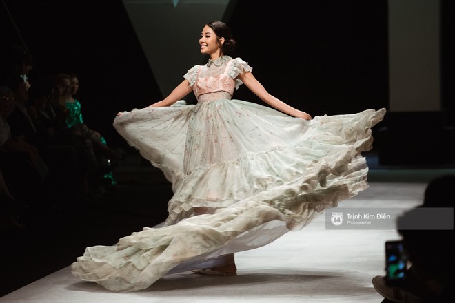 Hoàng Thuỳ catwalk kiểu "chạy giặc", cư dân mạng ngay lập tức đã biên được cả tấn hài kịch - Ảnh 7.