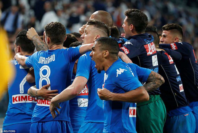 Hai nh&oacute;m Hooligan đụng độ nhau trong con ng&otilde; nhỏ v&agrave; c&aacute;i kết bất ngờ - Ảnh 7.