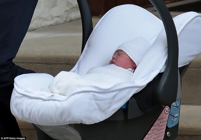 Chỉ vài tiếng sau sinh, hoàng tử nhí nước Anh lần đầu tiên xuất hiện trước công chúng bên bố mẹ - Ảnh 4.