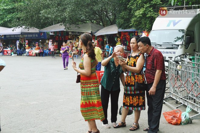 Du khách thập phương đổ về lễ Giỗ Tổ Hùng Vương, nhiều người ăn mặc hở hang được mời khỏi cổng Đền - Ảnh 7.