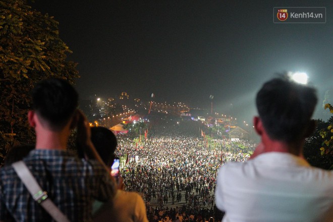 Hàng chục nghìn người đổ về dự lễ Giỗ Tổ Hùng Vương trong đêm, Đền Hùng đông nghẹt thở - Ảnh 6.