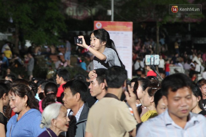 Hàng chục nghìn người đổ về dự lễ Giỗ Tổ Hùng Vương trong đêm, Đền Hùng đông nghẹt thở - Ảnh 8.