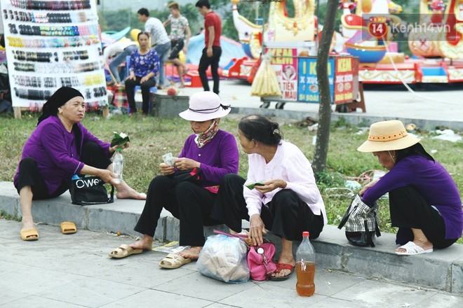 Du khách thập phương đổ về lễ Giỗ Tổ Hùng Vương, nhiều người ăn mặc hở hang được mời khỏi cổng Đền - Ảnh 10.