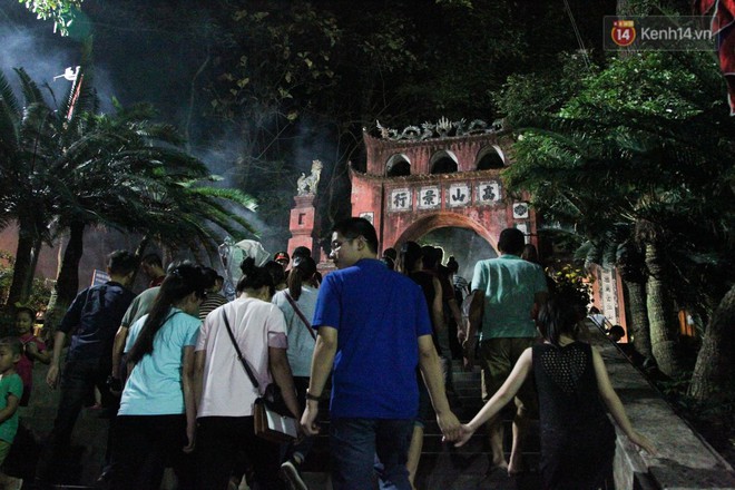 Hàng chục nghìn người đổ về dự lễ Giỗ Tổ Hùng Vương trong đêm, Đền Hùng đông nghẹt thở - Ảnh 9.