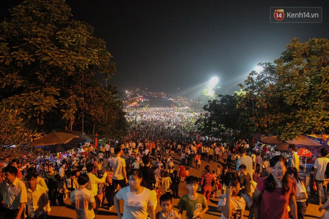 Hàng chục nghìn người đổ về dự lễ Giỗ Tổ Hùng Vương trong đêm, Đền Hùng đông nghẹt thở - Ảnh 5.