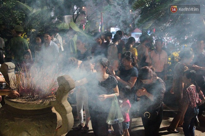 Hàng chục nghìn người đổ về dự lễ Giỗ Tổ Hùng Vương trong đêm, Đền Hùng đông nghẹt thở - Ảnh 14.