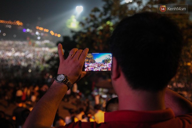 Hàng chục nghìn người đổ về dự lễ Giỗ Tổ Hùng Vương trong đêm, Đền Hùng đông nghẹt thở - Ảnh 12.
