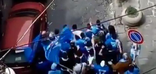 Hai nh&oacute;m Hooligan đụng độ nhau trong con ng&otilde; nhỏ v&agrave; c&aacute;i kết bất ngờ - Ảnh 2.