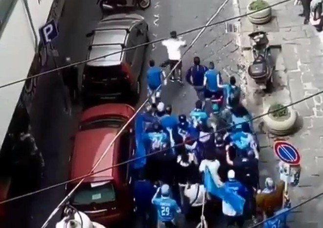 Hai nhóm Hooligan đụng độ nhau trong con ngõ nhỏ và cái kết bất ngờ - Ảnh 3.