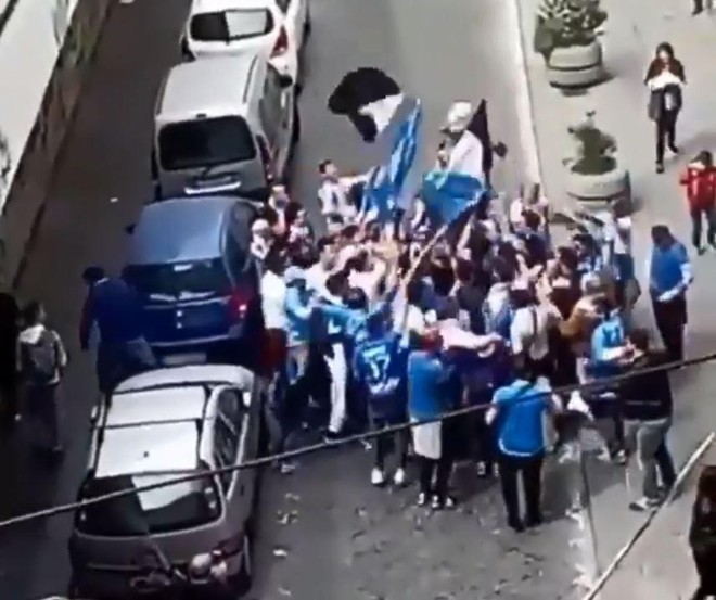 Hai nh&oacute;m Hooligan đụng độ nhau trong con ng&otilde; nhỏ v&agrave; c&aacute;i kết bất ngờ - Ảnh 5.