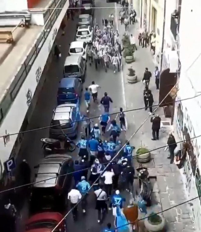 Hai nh&oacute;m Hooligan đụng độ nhau trong con ng&otilde; nhỏ v&agrave; c&aacute;i kết bất ngờ - Ảnh 4.