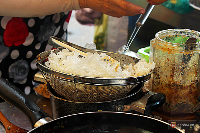 Bánh tráng chiên - món ăn vặt tưởng bị lãng quên bỗng xuất hiện trở lại ở Sài Gòn - Ảnh 3.