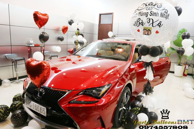 Chồng tâm lý tặng vợ xe hơi Lexus nhân ngày sinh nhật, đã thế còn trang trí bóng bay lãng mạn khiến nhiều người ngưỡng mộ - Ảnh 3.