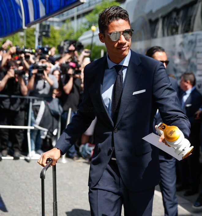 Ronaldo diễn ngầu như đặc vụ, lên đường đại chiến với Bayern Munich - Ảnh 4.