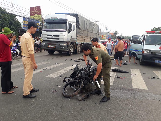 Bình Dương: Ô tô nát đầu, xe máy rụng rời sau cú đâm trực diện, hai người thương vong - Ảnh 1.