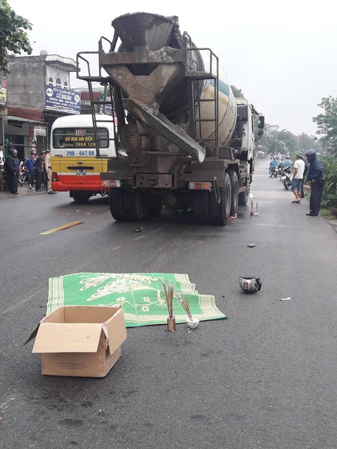 Hà Nội: Va chạm với xe bồn, hai người đàn ông tử vong thương tâm - Ảnh 1.