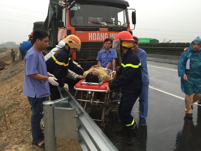 Xe tải đ&acirc;m dồn toa tr&ecirc;n cao tốc Ph&aacute;p V&acirc;n - Cầu Giẽ trong ng&agrave;y nghỉ lễ Giỗ Tổ H&ugrave;ng Vương, 1 người tử vong - Ảnh 2.