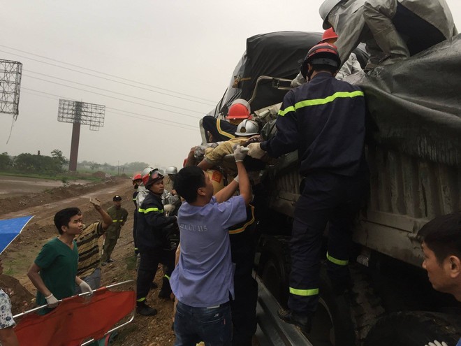 Xe tải đâm dồn toa trên cao tốc Pháp Vân - Cầu Giẽ trong ngày nghỉ lễ Giỗ Tổ Hùng Vương, 1 người tử vong - Ảnh 1.