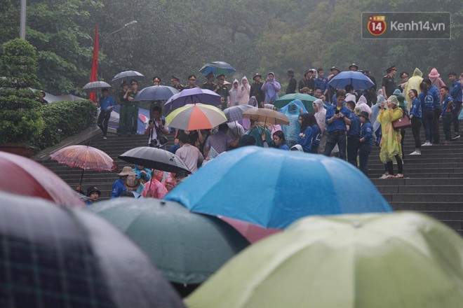 Hàng vạn người dân che ô đi khai hội Đền Hùng, lực lượng an ninh làm hàng rào sống đứng dưới mưa đảm bảo trật tự - Ảnh 3.