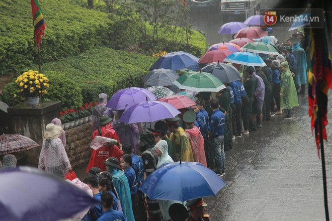 Hàng vạn người dân che ô đi khai hội Đền Hùng, lực lượng an ninh làm hàng rào sống đứng dưới mưa đảm bảo trật tự - Ảnh 9.
